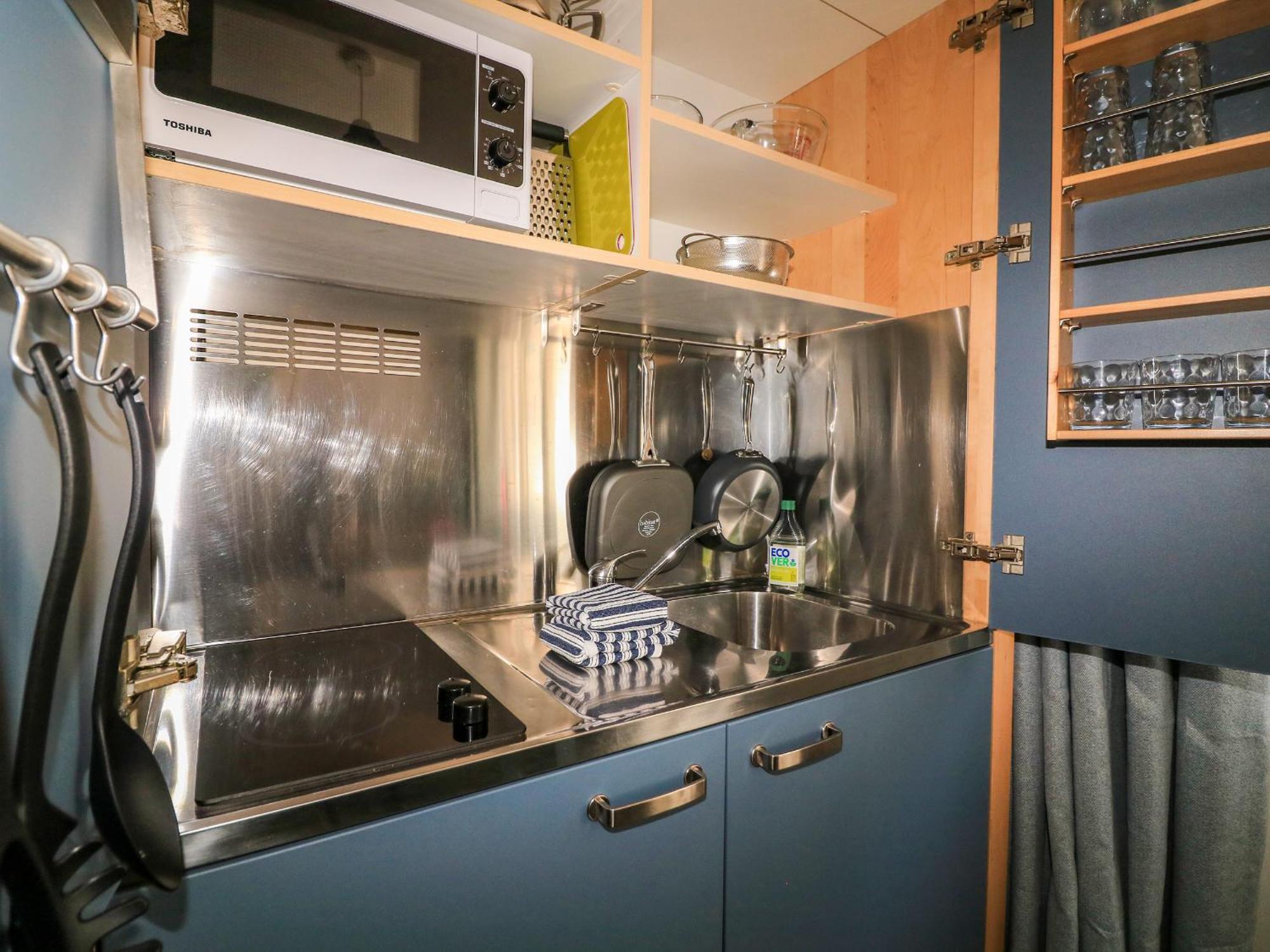 Broadstone Boathouse Apartment *