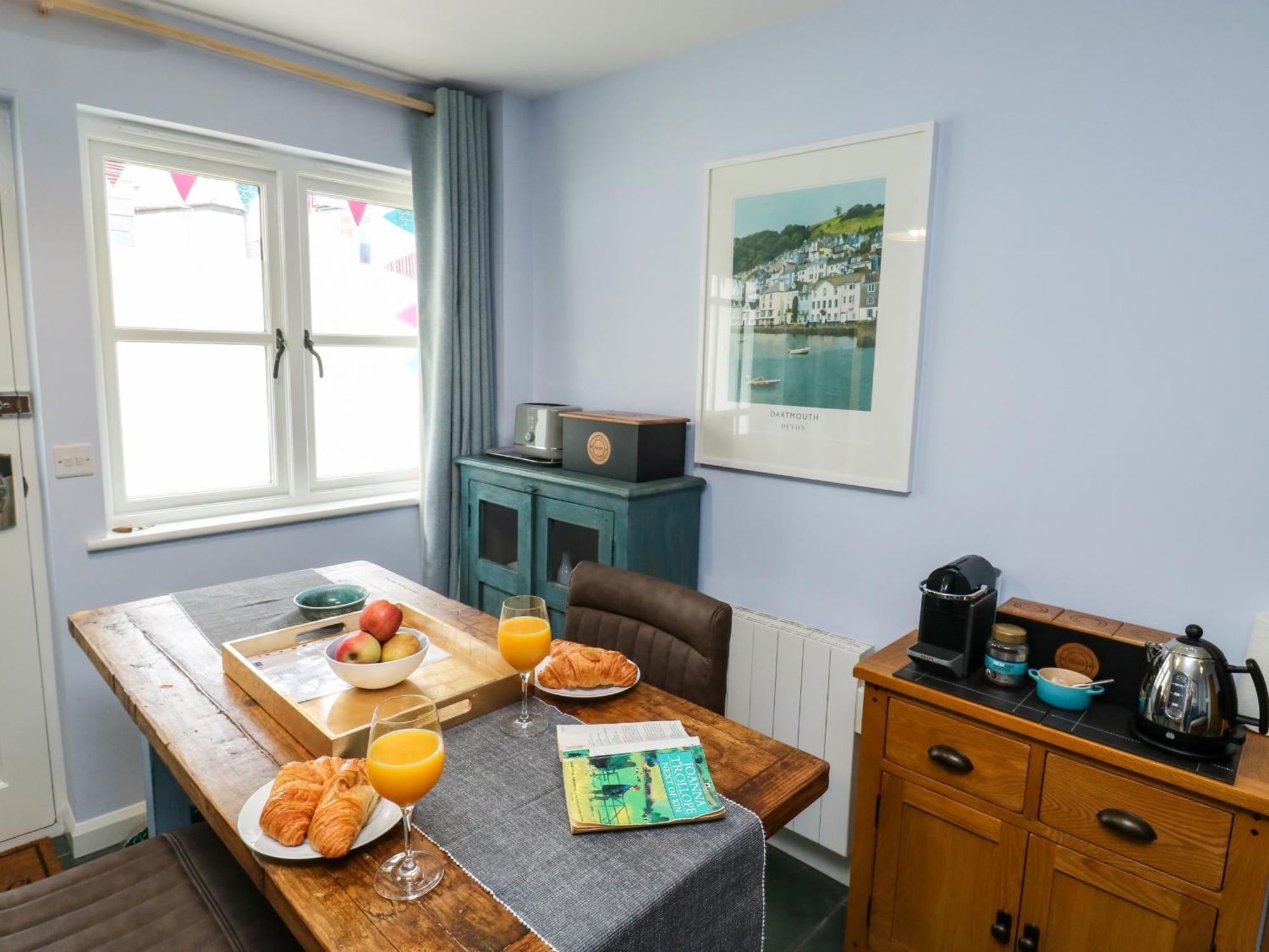 Broadstone Boathouse * Dartmouth